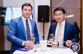 Справа - Саян Цыренов (PwC)