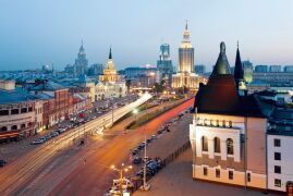 Вид из гостиницы Ленинградский: Комсомольская площадь (Площадь трех вокзалов). © Moscowviews.ru