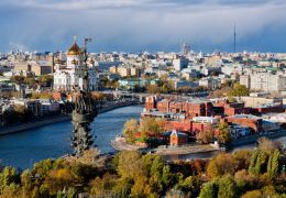 Красный октябрь, Храм Христа Спасителя и памятник Петру I. © Moscowviews.ru