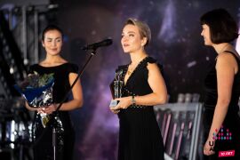 Екатерина Самородова (ФСК "Лидер") получает заслуженную награду.