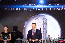 Главный редактор "РБК Недвижимость" Игнат Бушухин вручает награду на Urban Awards.