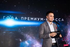 Илья Пискулин ("Этажи Консалтинг") вручает награду на премии.