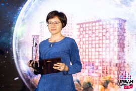 Главный редактор интернет-журнала "МИР КВАРТИР" Ирина Богатырева вручает награду на премии.