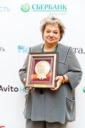 Татьяна Тихонова, генеральный директор "РГ-Девелопмент" с наградой "Премьера года" на премии.